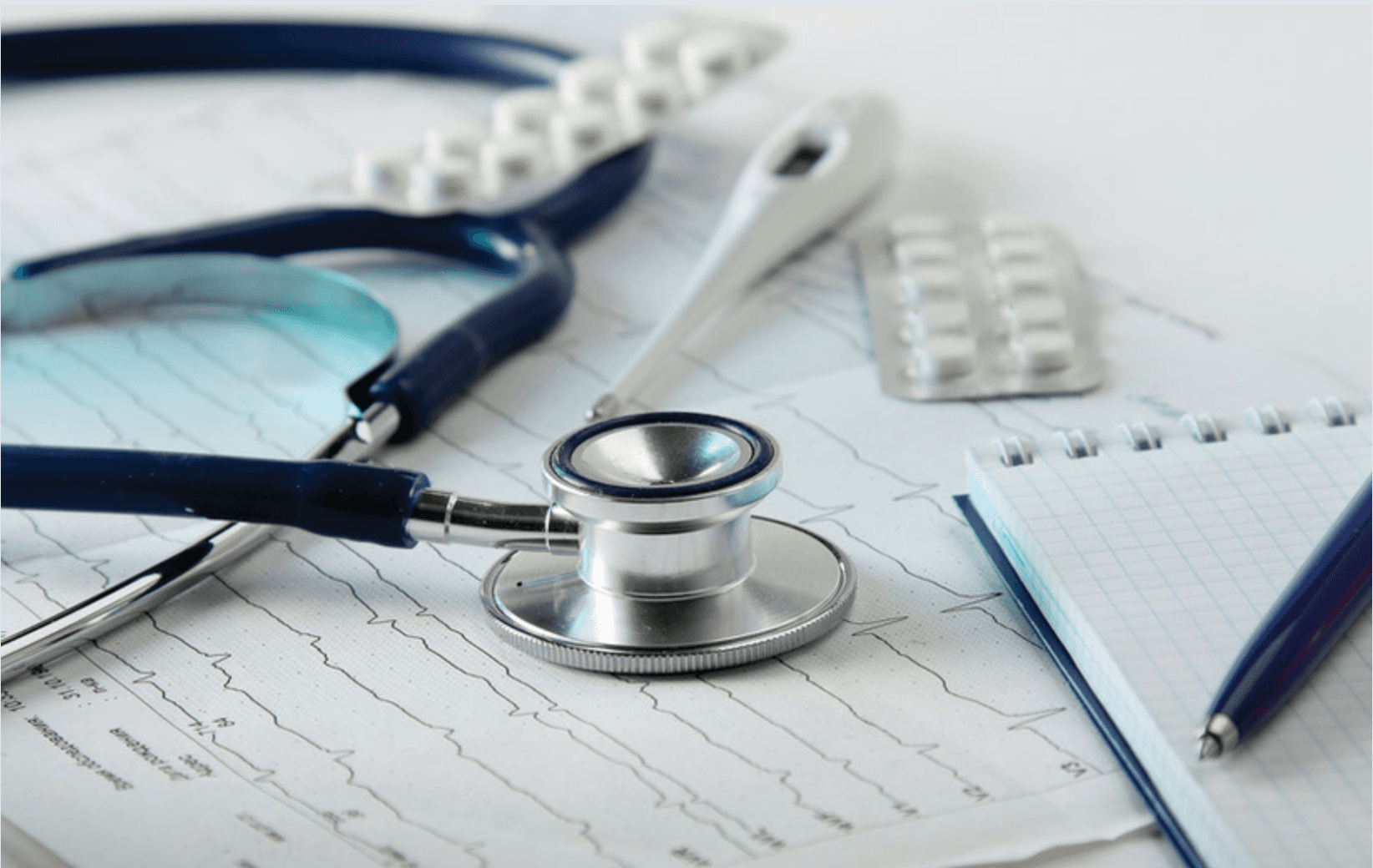 Estetoscopio, trazado de ECG y notas clínicas sobre un escritorio